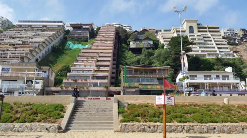 Renaca has the look and feel of a SoCal town like Laguna Beach.