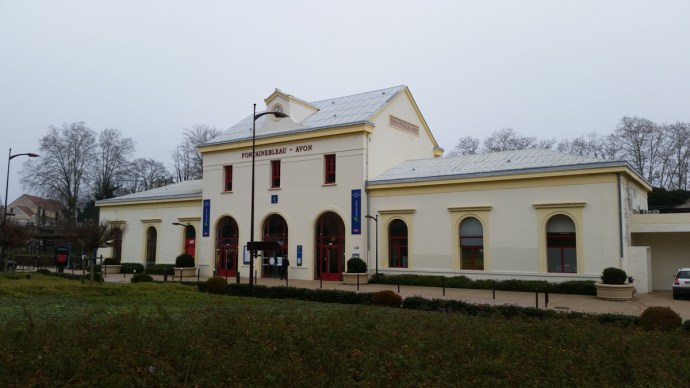 The Fontainebleau train station.  I'd be leaving grey skies and cold weather for a sunny and  warm Portugal.