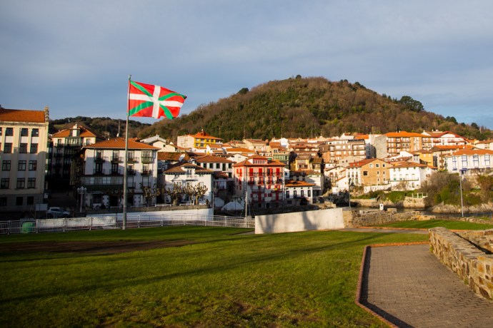 When you see the Basque flag in Mundaka blowing this way, it means southerly, offshore winds.